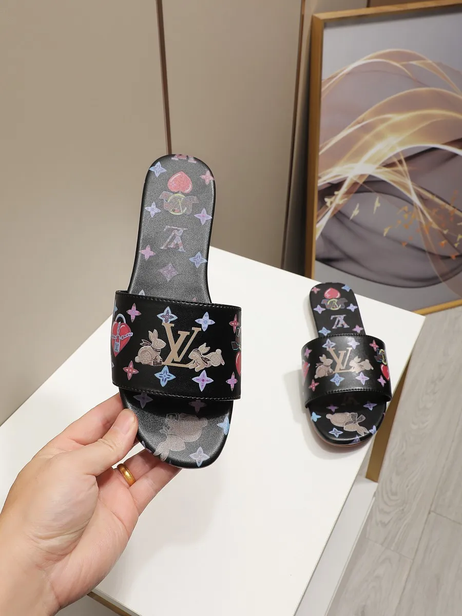 👟👟Ex-factory price 320👟👟 LV’s new flat-low flip-flops, 5D printed jade rabbit pattern, cowhide surface and sheepskin lining, genuine leather bottom imported from Italy, size 35-41